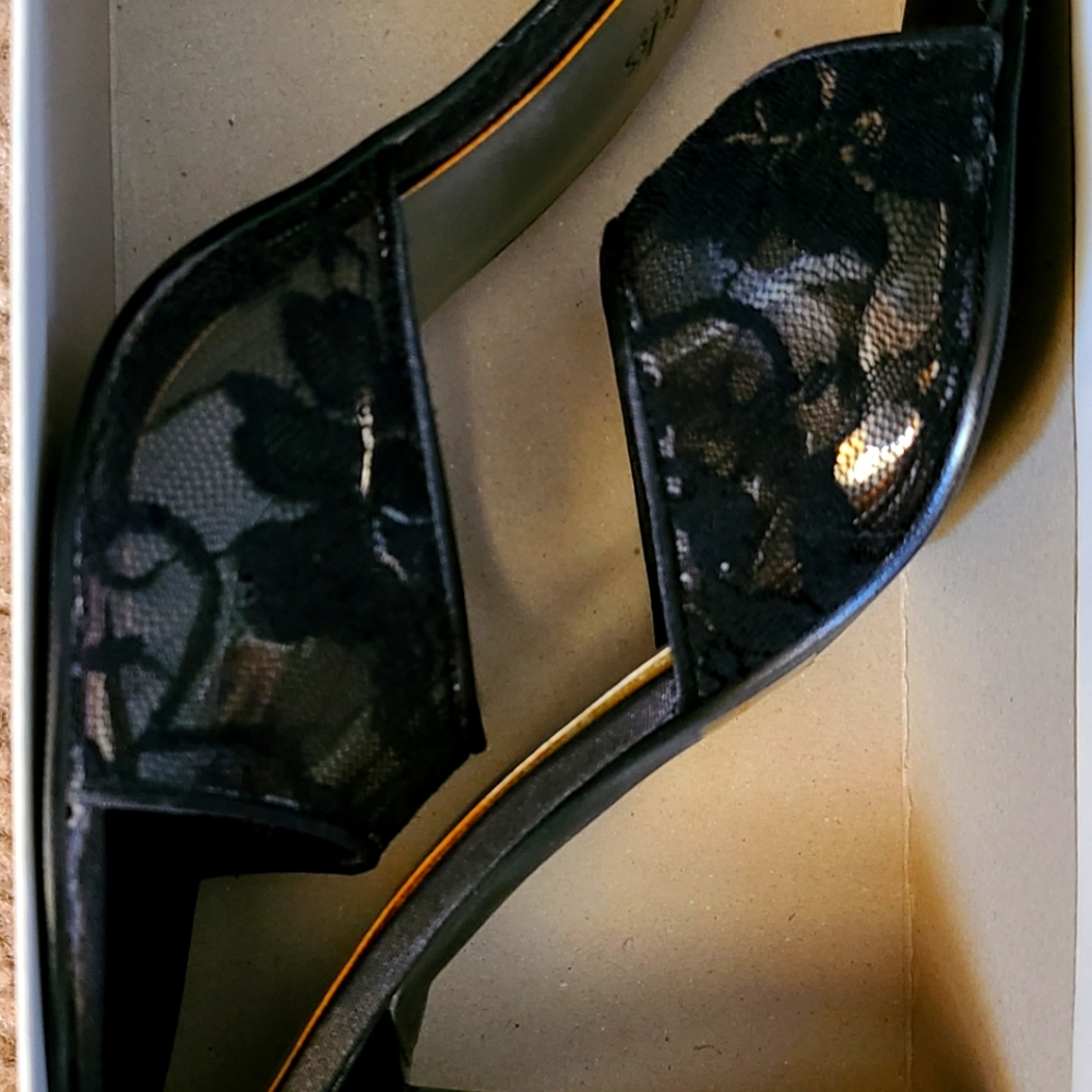 LACE SLIPPERS